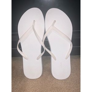 🦋 White Old Navy Flip Flops Size 10 🦋
